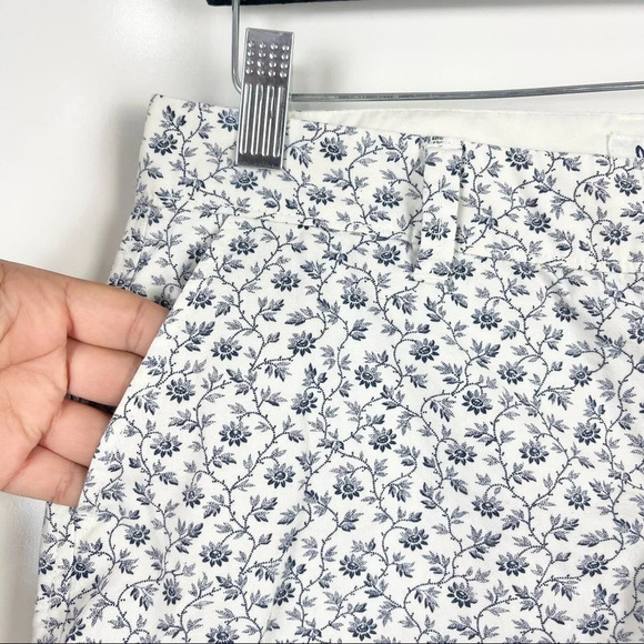 Old Navy Floral Print Mid Rise Casual Shorts Size 2 - Picture 3 of 8
